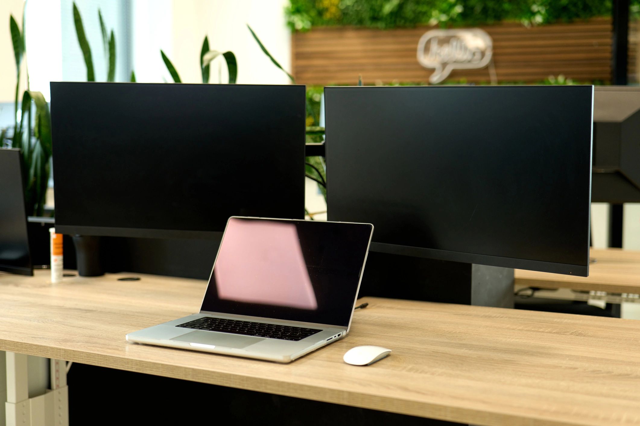 Laptop ve çift monitörlü modern çalışma istasyonu