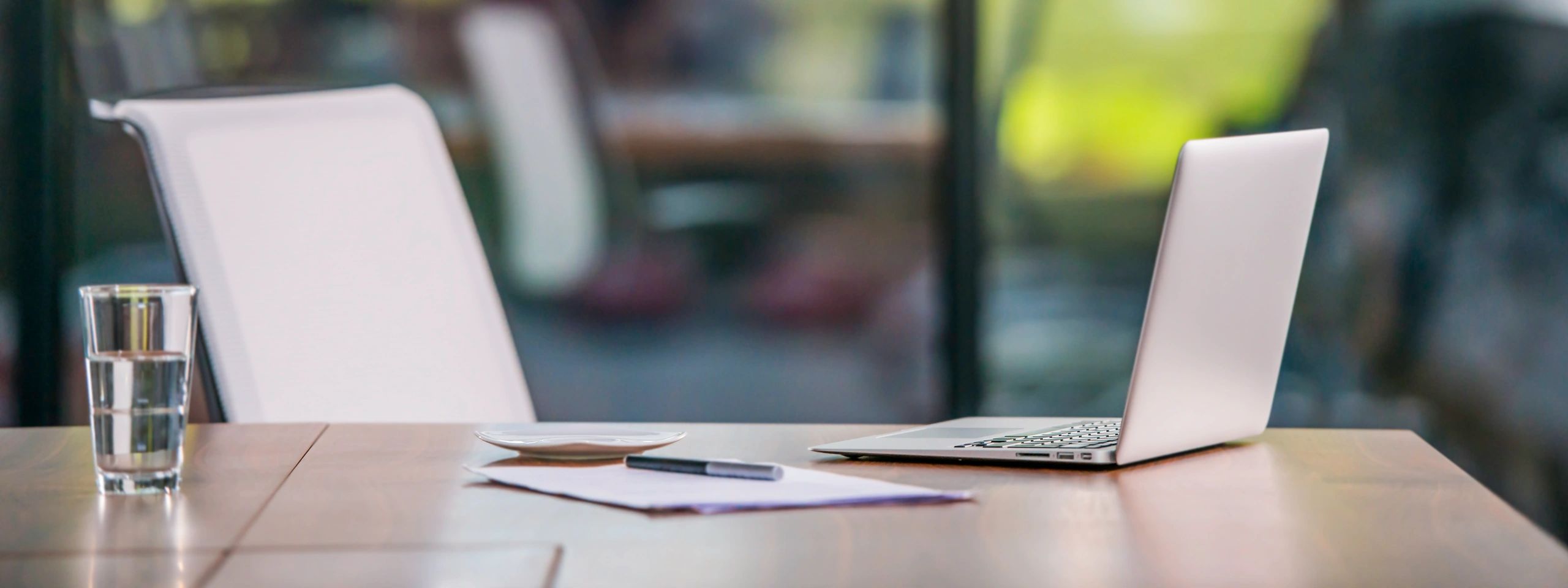 Minimal bir çalışma alanında laptop ve planlama notları